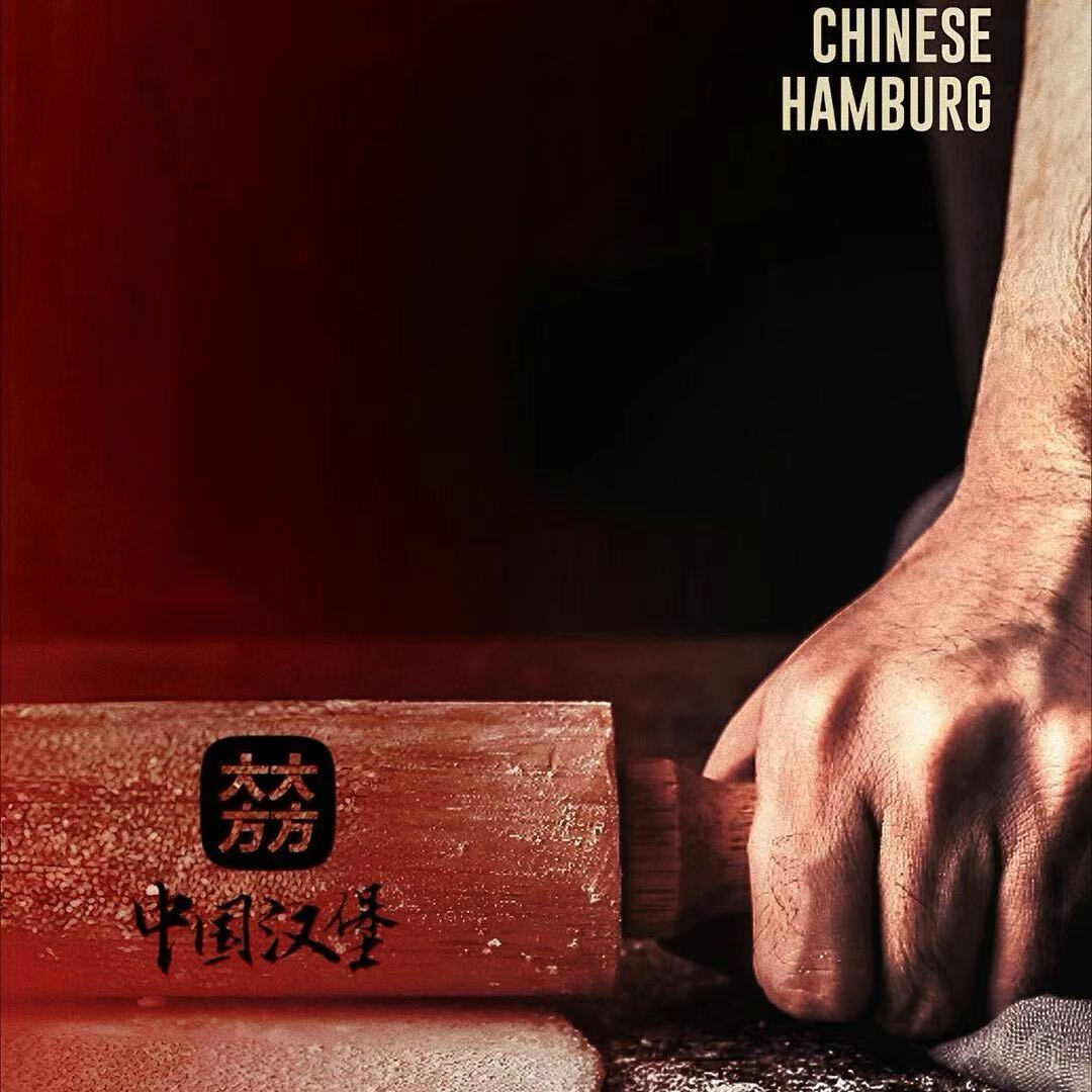品牌手作氛围图，手与撒有面粉的品牌工具